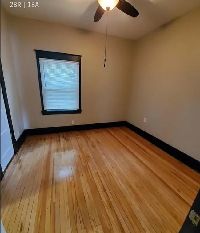 Building Photo - 2 Bedroom Home with Detached Garage, Fenced Yard + Pet Friendly!