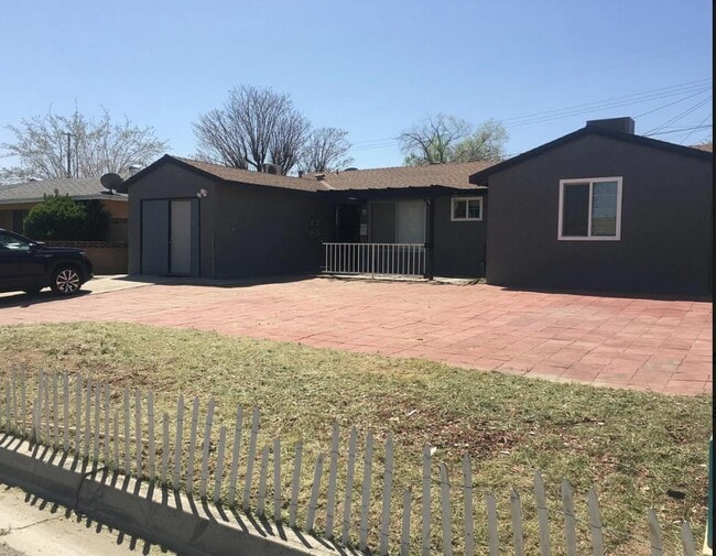 Building Photo - 1232 W Ave H 14