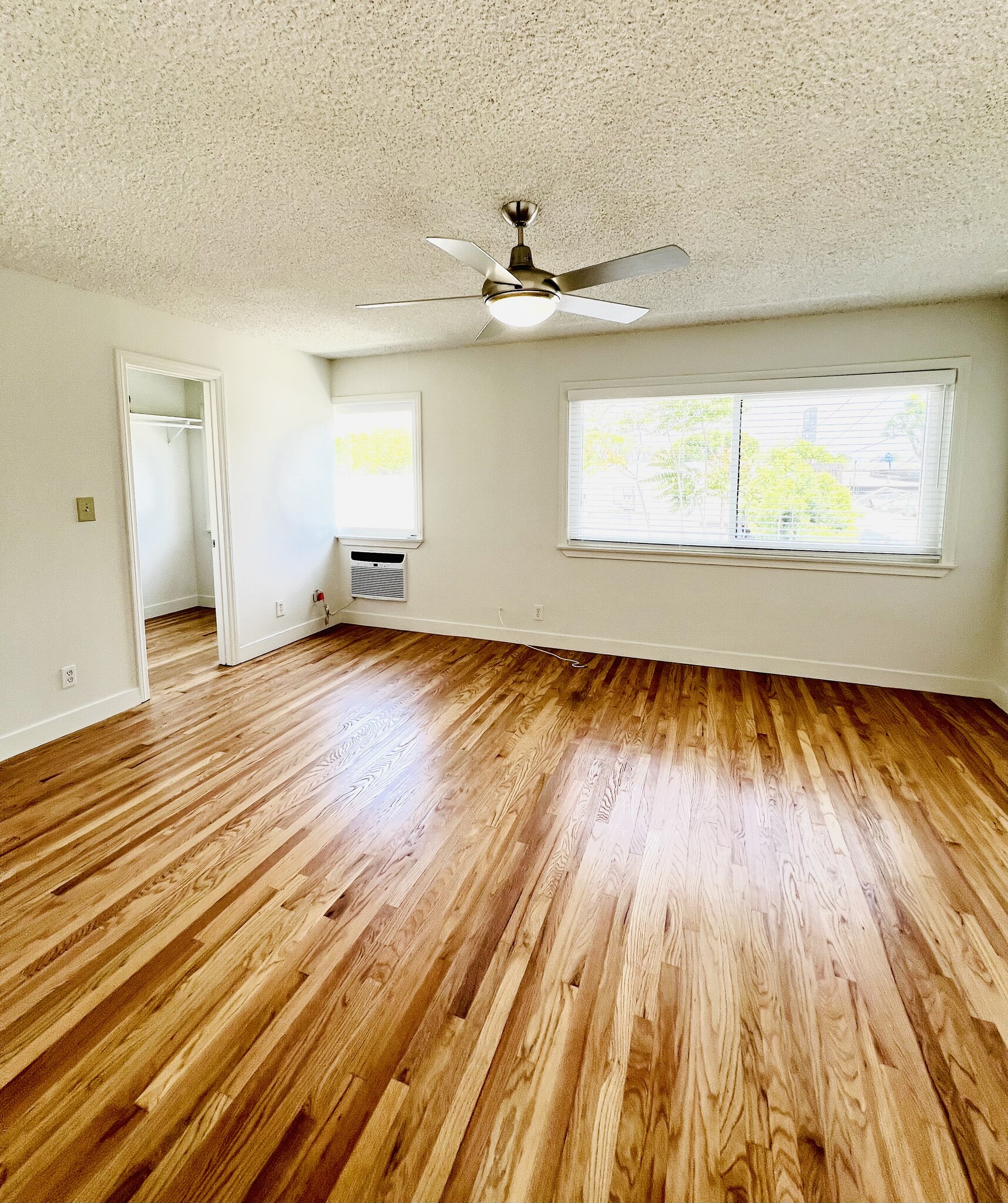 Light and spacious bedroom - 4550 Vista del Monte Ave