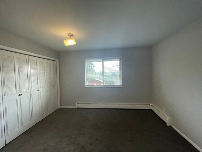 Building Photo - FALL PRE-LEASING! 3 Bed 1.5 Bath Condo on ...