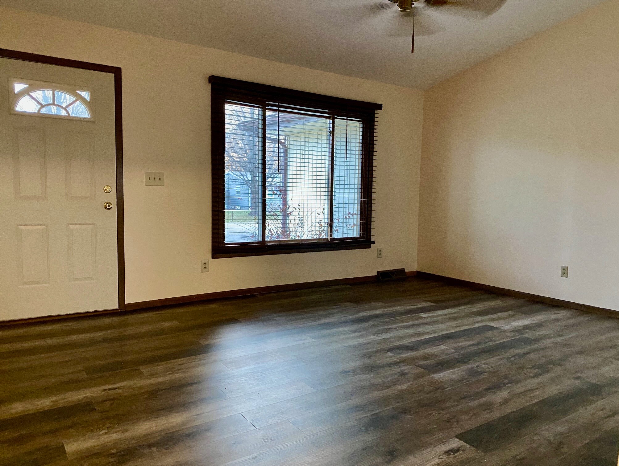 Living Rom - 120 Bunn Dr