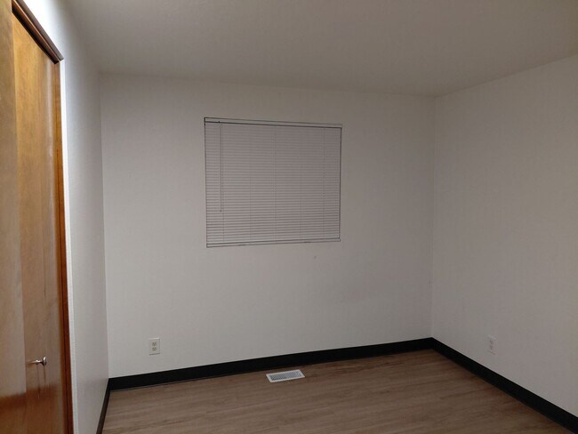Building Photo - Charming & affordable Single-Family Home in Desirable West Salem Neighborhood!