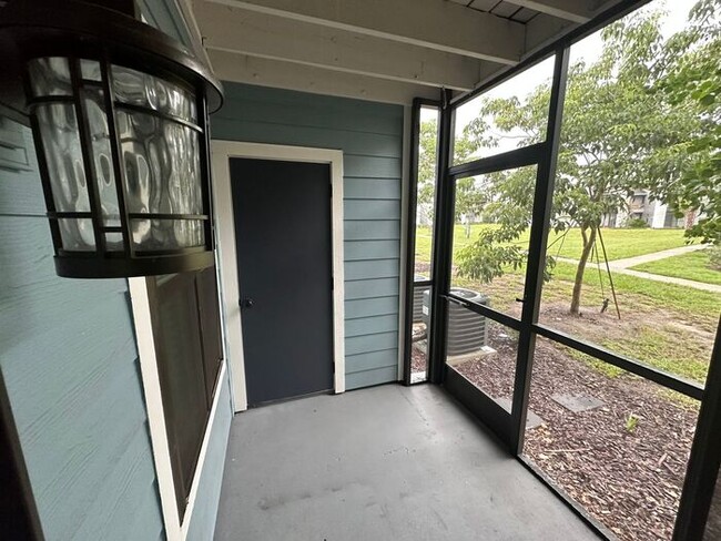 Building Photo - LIKE NEW!!!! 2 Bedroom/2 Bath Condo!! Avai...