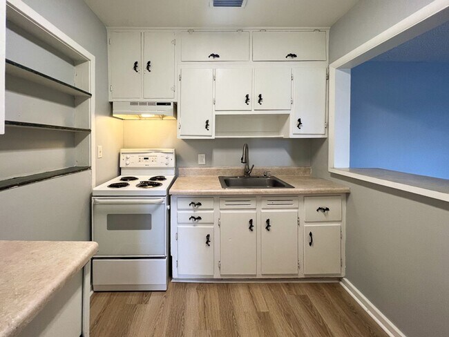 Building Photo - Pet Friendly 3BR/2BA Bungalow located in Gainesville Heights Available Mid-August!