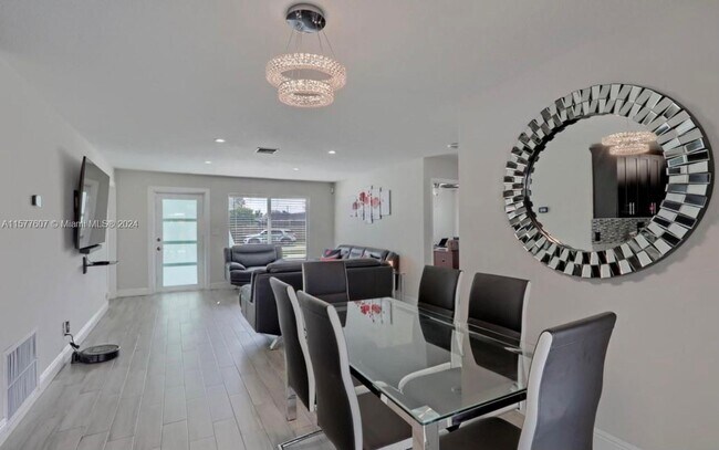 Building Photo - 876 Gardenia Dr