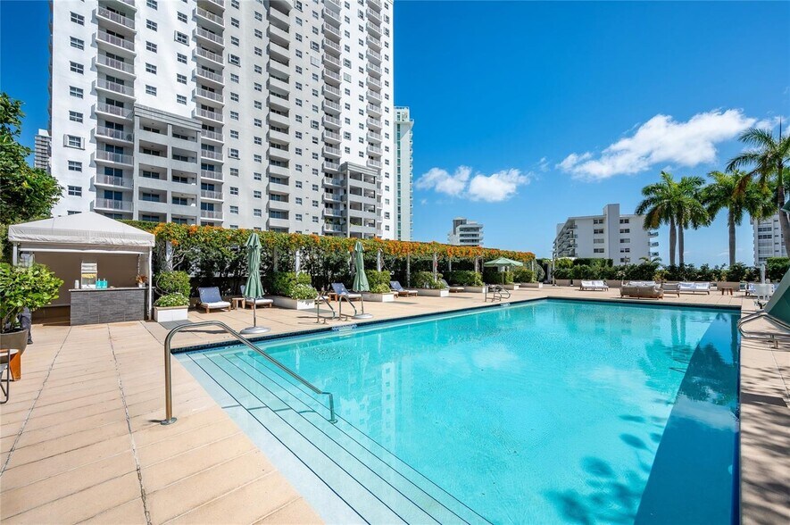 Building Photo - 1425 Brickell Ave
