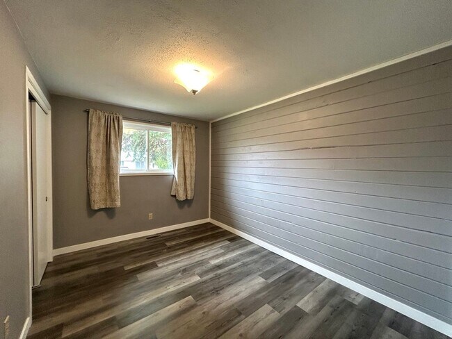 Building Photo - Charming 4 Bedroom Home with Fully Fenced Yard