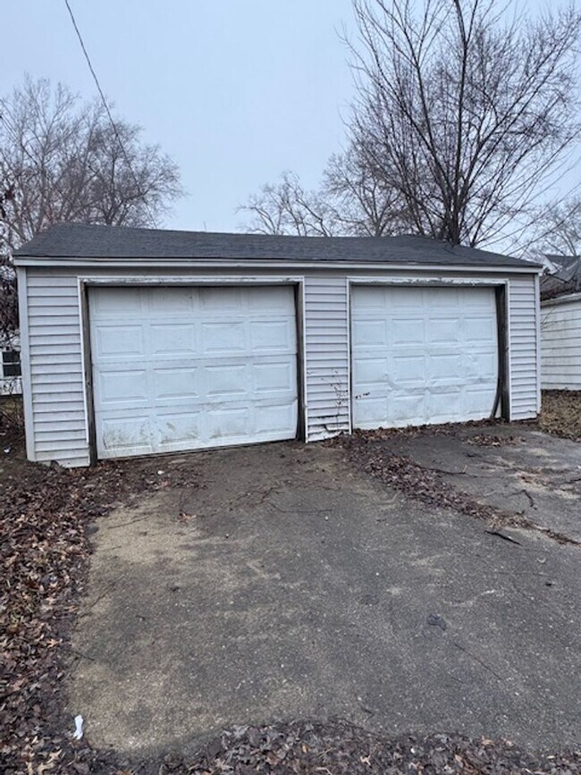 Building Photo - 3329 Robinwood Dr