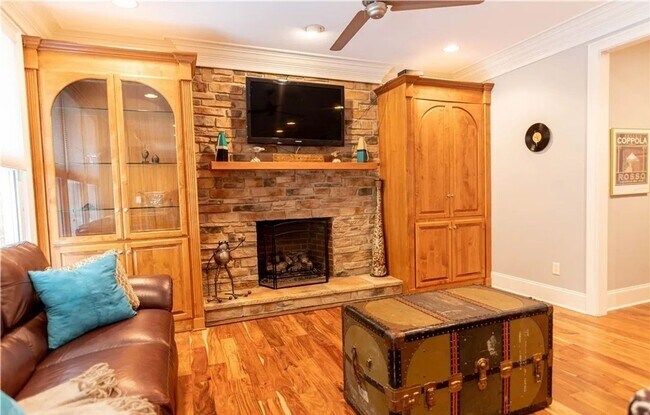 Building Photo - 4 bedroom/ 3.5 bathroom- Stonehouse