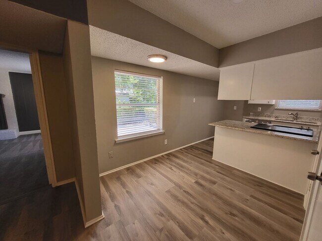Building Photo - 2110 Redbud Ln