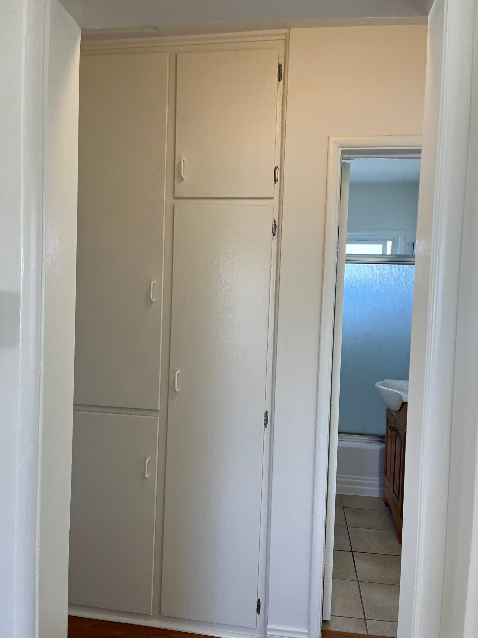 Building Photo - 5644 1/2 Kester Ave