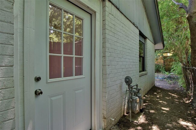 Building Photo - 1301 Thornridge Rd