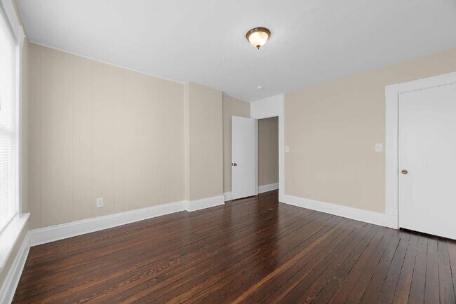 Building Photo - "Beautiful 3-Bedroom, 2-Full Bath Duplex Featuring Hardwood Floors and a Fenced Yard!"