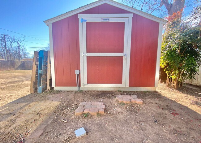 Building Photo - 2205 28th St