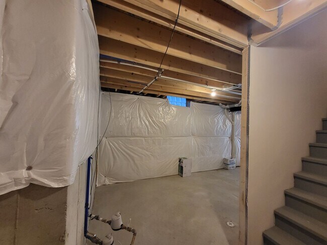 Building Photo - Spacious 4-Bedroom, 2.5-Bath Home Near Dow...