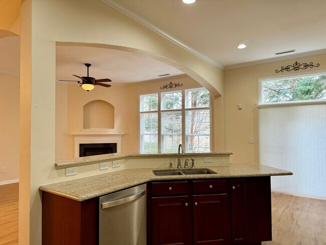 Building Photo - 3 Bedroom Townhome in Wakefield