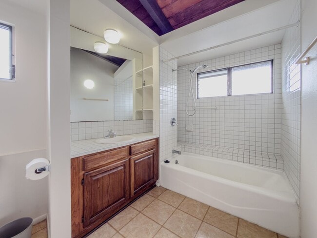 Building Photo - Quiet Neighborhood, Large 1bd/1ba, Lanikai...