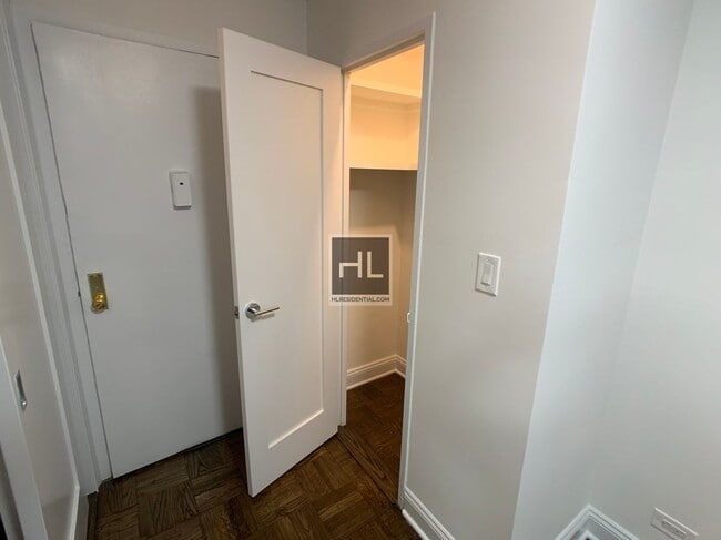 Building Photo - 5 AVENUE