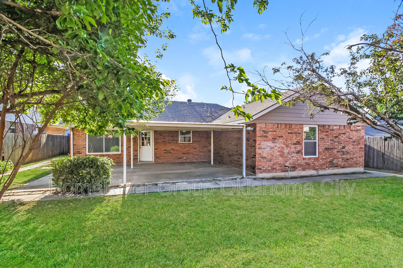 Building Photo - 1720 Ridgeway Dr