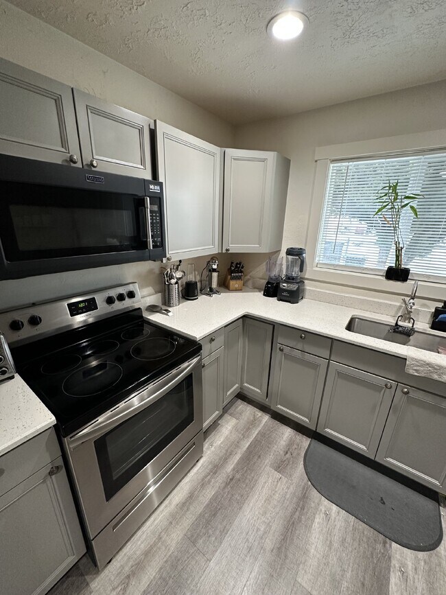 Building Photo - Desirable 2 bedroom 1 Bath Home in Ontario