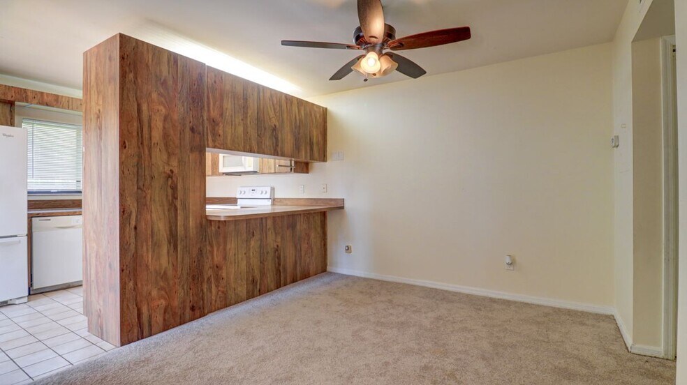 Building Photo - 15206 W Pond Woods Dr