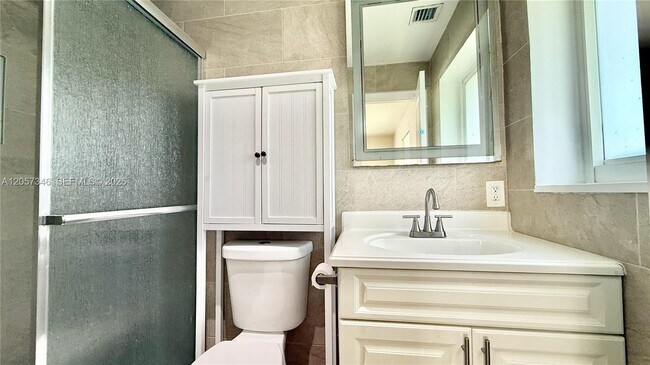 Building Photo - 320 Holloway Dr