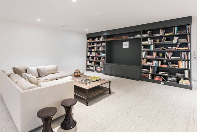 Building Photo - 571 Pauls Ln