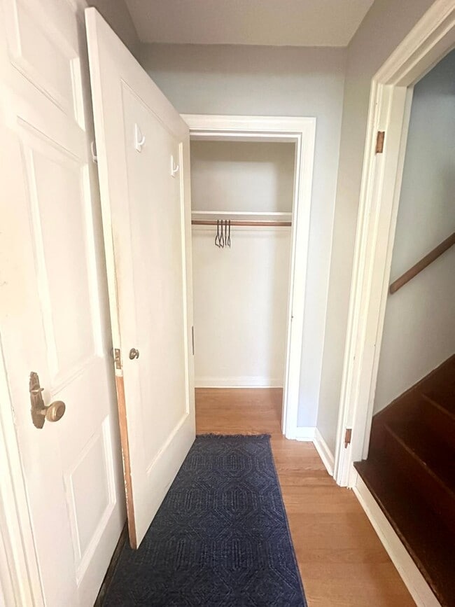 Building Photo - Charming Fully Furnished Bungalow Rental w...