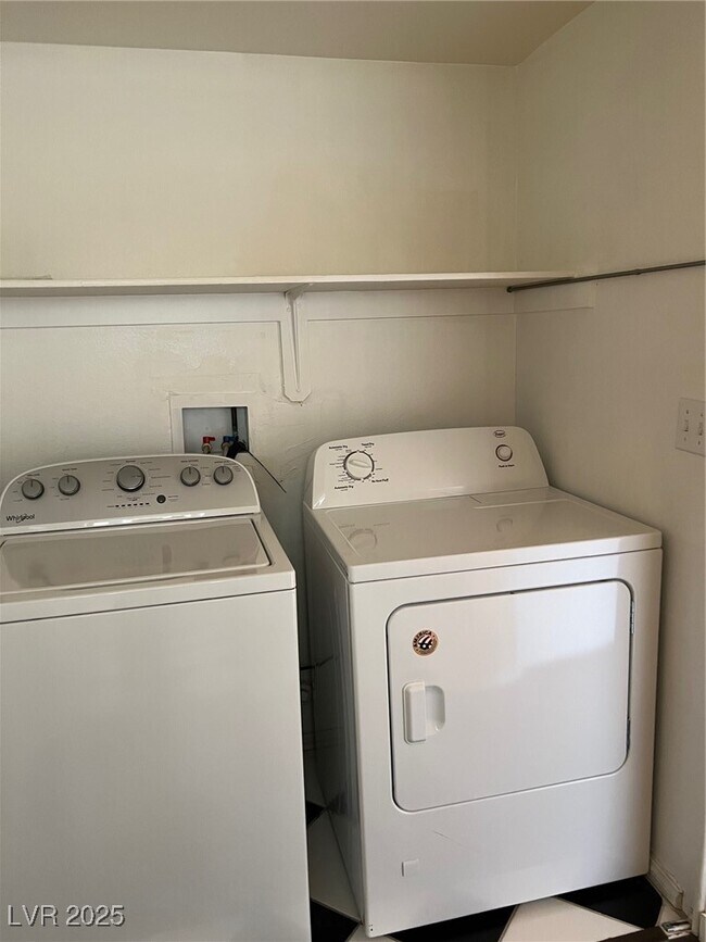 Building Photo - 212 Silver Castle St