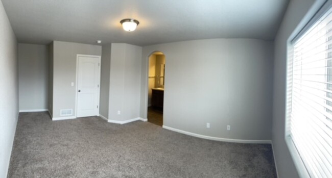Building Photo - Beautiful 3BD/2.5BA Townhome in The Vistas...
