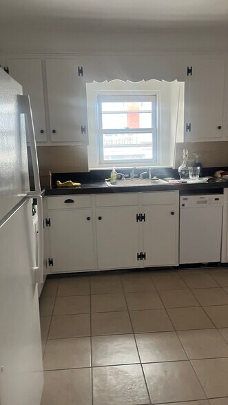 tile floor kitchen with breakfast bar - 312 Humphrey St
