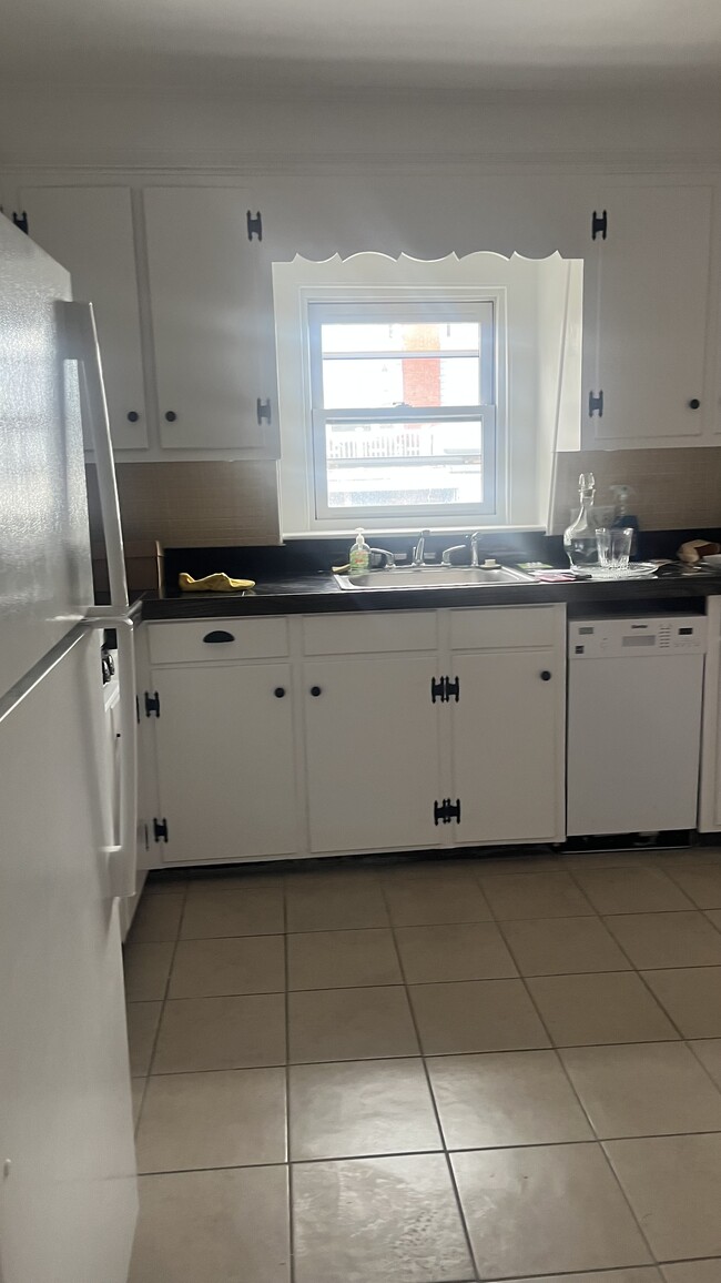 tile floor kitchen with breakfast bar - 312 Humphrey St