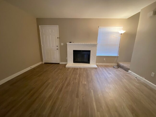 Building Photo - Updated 2 Bedroom 1.5 Bath Townhome with Pool