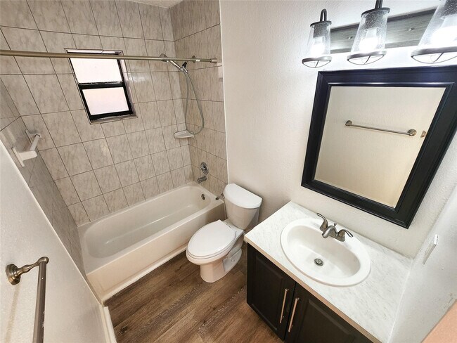 Building Photo - 513 S Ocean Dr