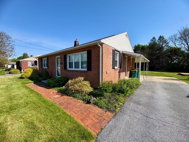 Building Photo - 2 Bedroom Rancher Available in Hershey!