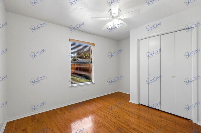 Building Photo - 1333 Mercedes St