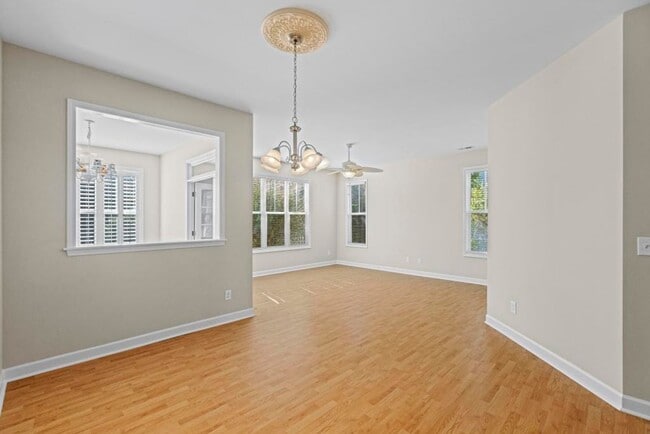 Building Photo - Hampstead Cutie! Backs up to Golf Course!