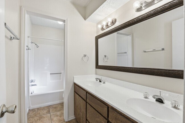 Building Photo - Great in Grapevine