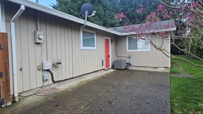 Building Photo - Charming updated 3 bed 1 bath ranch style home with double car garage and large fenced back yard.