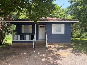 Building Photo - 3 bedroom and 1 bathroom house- $1000 move-in special
