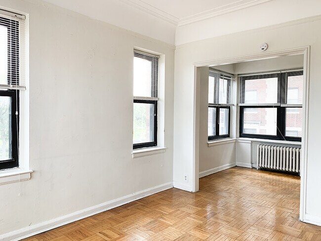 Building Photo - 8925 E Jefferson Ave