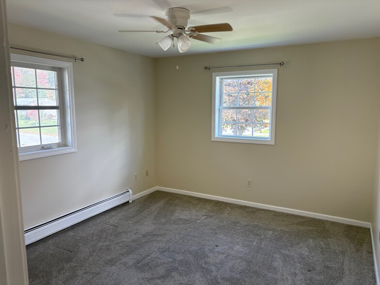 Building Photo - 10 Southview Dr