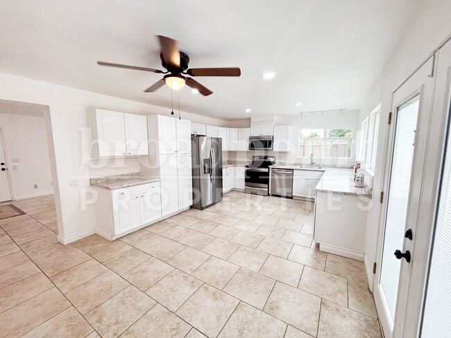 Building Photo - 581 Glenheather Dr