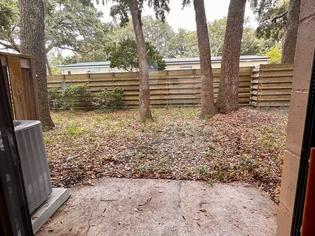 Building Photo - Island Townhouse-Close to Shopping and Beach!