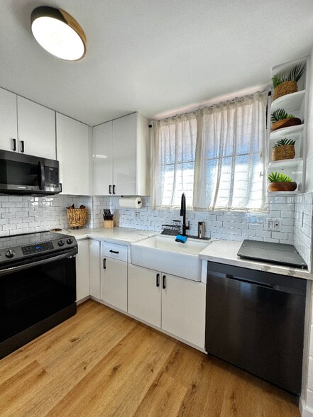 Building Photo - 975 Ala Lilikoi St