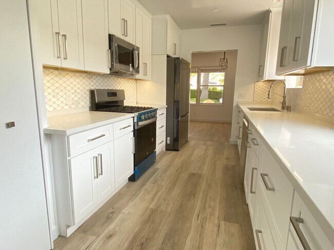 Building Photo - Freshly Renovated 3BR/2BA Pool Home – La C...
