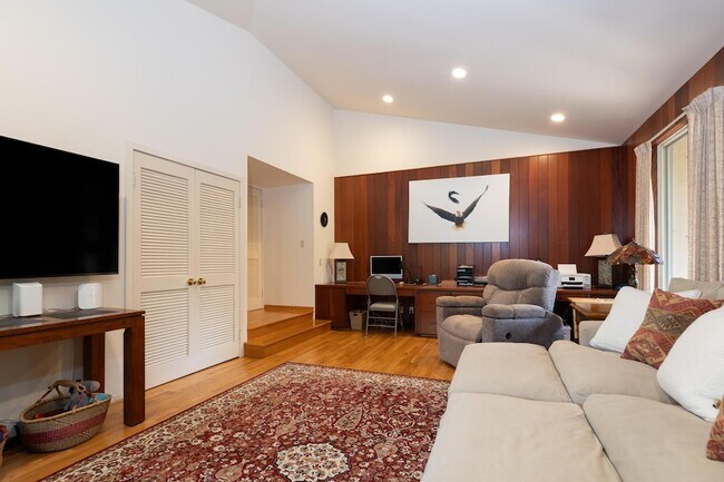 Building Photo - 375 Las Palmas Dr