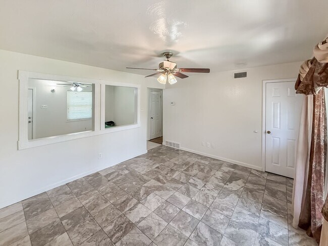Building Photo - Charming Updated Home in Prime Irving Loca...