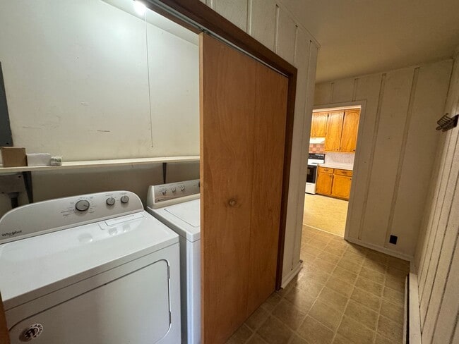 Building Photo - 2-3 bed/ 1 bath duplex with Carport