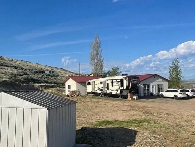 Building Photo - Beautiful country living!